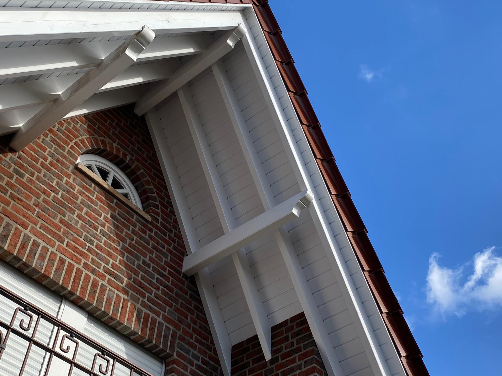 Saubere Dachuntersichten an einem gepflegten Haus in Schapen.